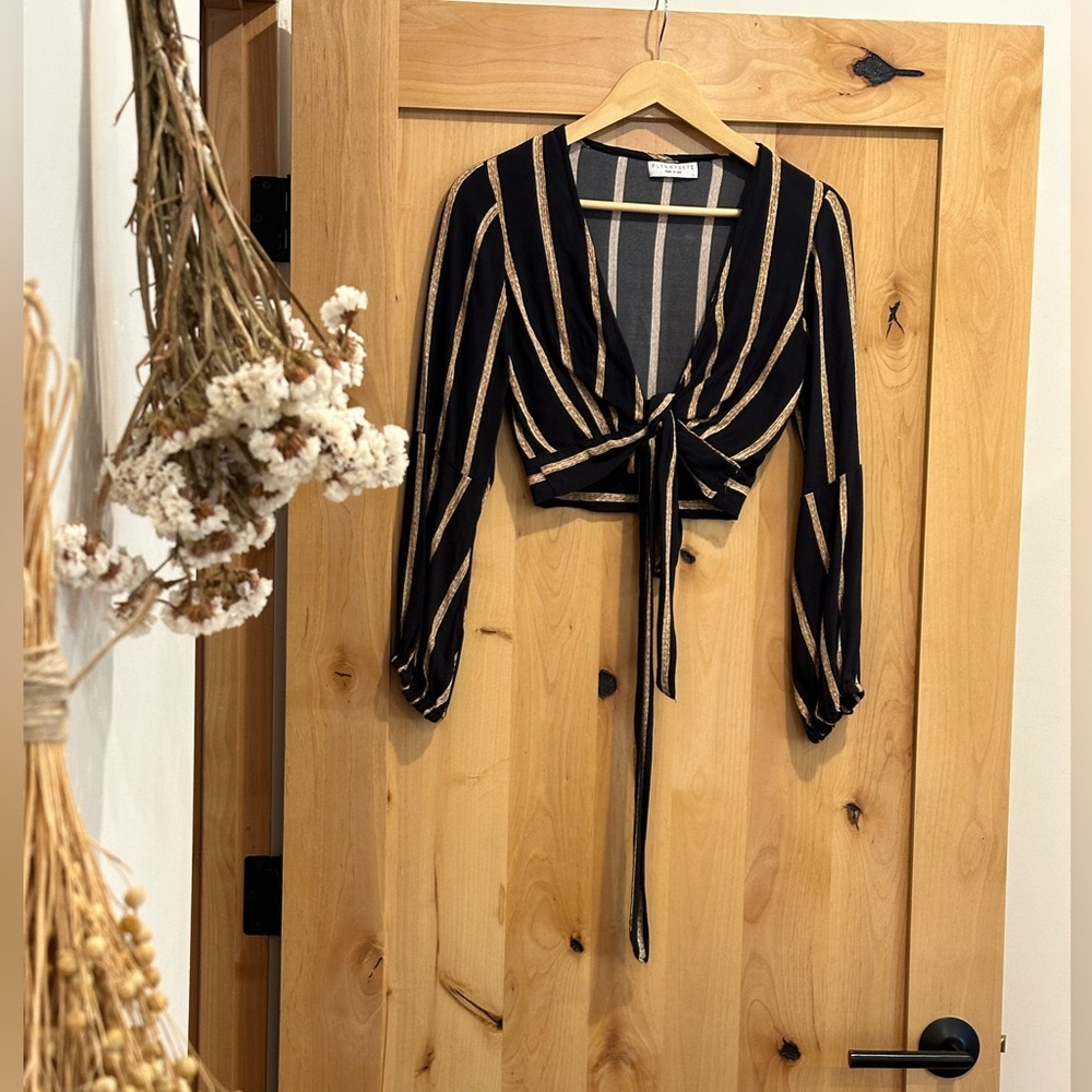 Lightly pre owned ( vintage) from wasteland Flynn Sky  wrap top .